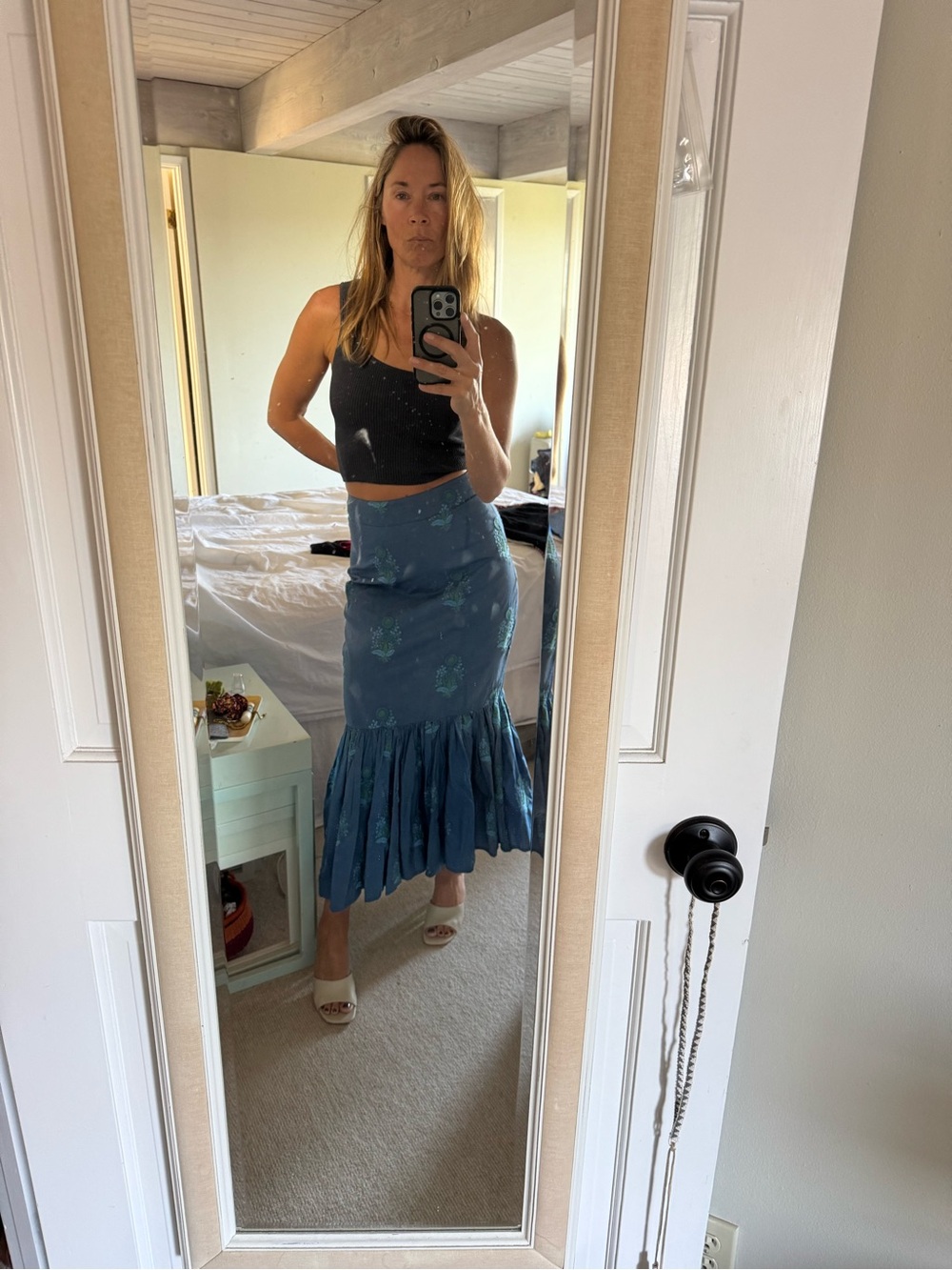 Eddy - High-Waist Embroidered Floral Midi Skirt with mermaid hem - Picture 4 of 9